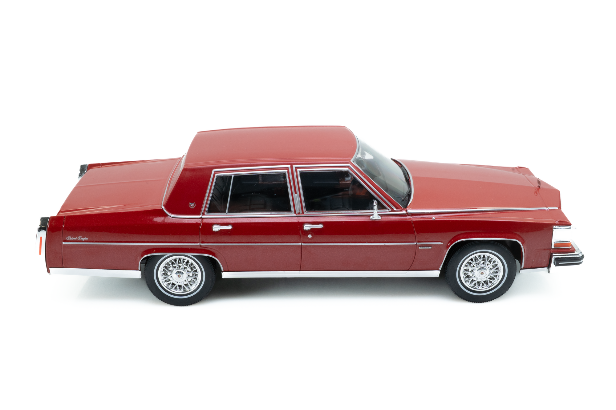 MCG Cadillac Fleetwood Brougham, metallic-rouge foncé 1982, 1:18 | Model Car World