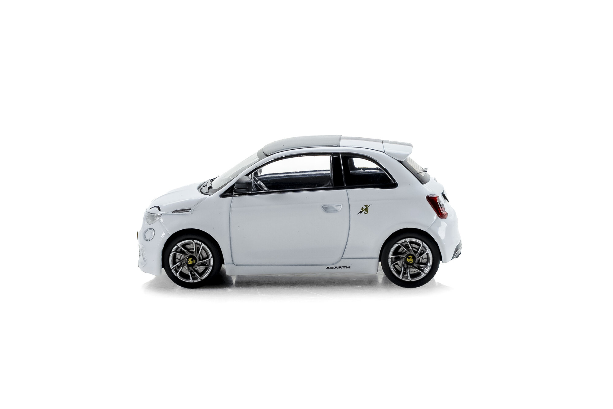 MCG /イクソ 1/18 アバルト 500e 2024 (ホワイト) Fiat 500e Abarth, white, 2024 | Modelsnavigator.com
