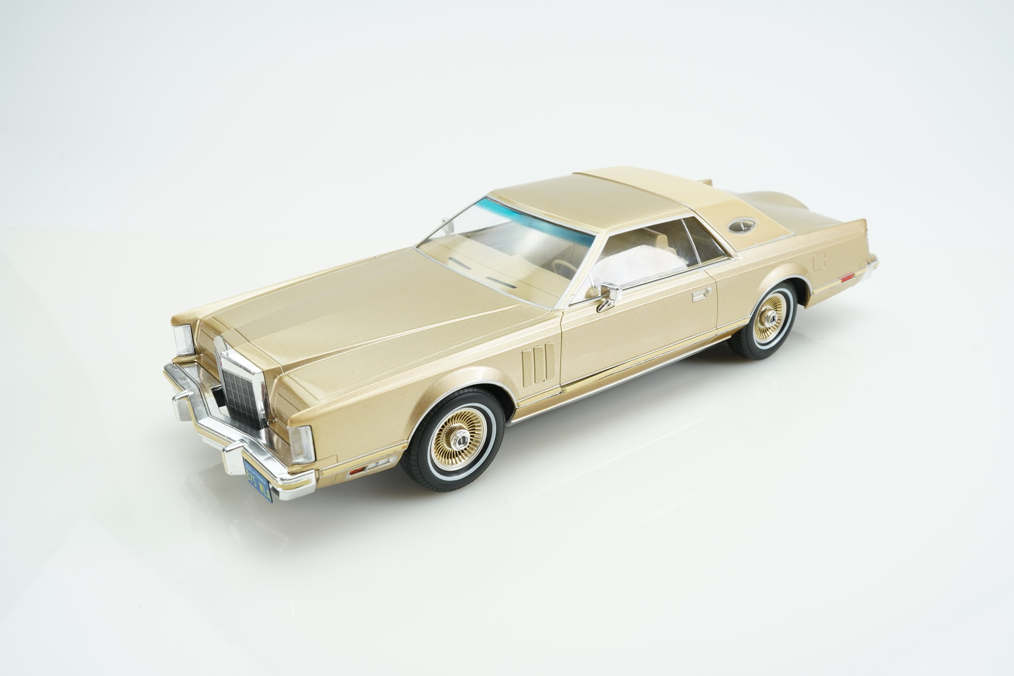 Lincoln Continental Mark V, gold, 1978 | Modelsnavigator.com