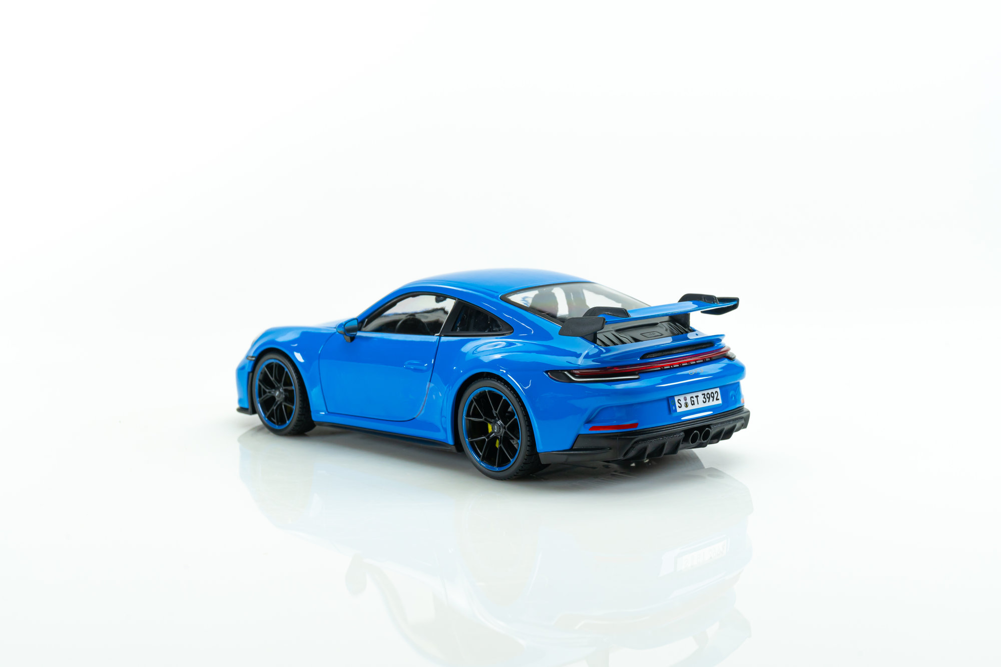 Maisto 1/18 Diecasts Porsche 911 992 GT3 2022 open & close