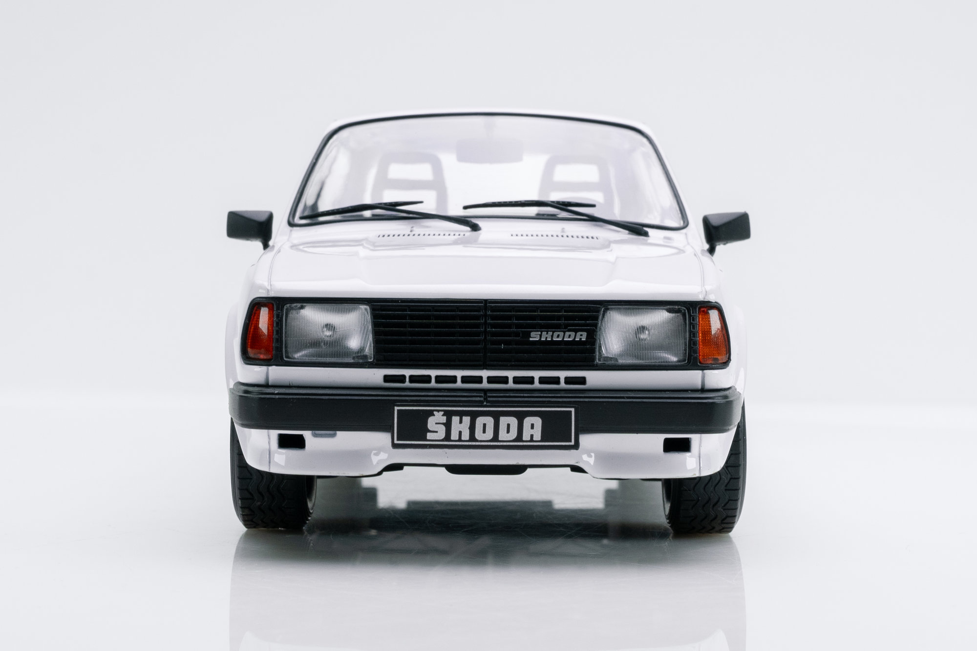 Ixo 1:18 Skoda 130 L 建設年 1988 白 18CMC158.22 モデル 車