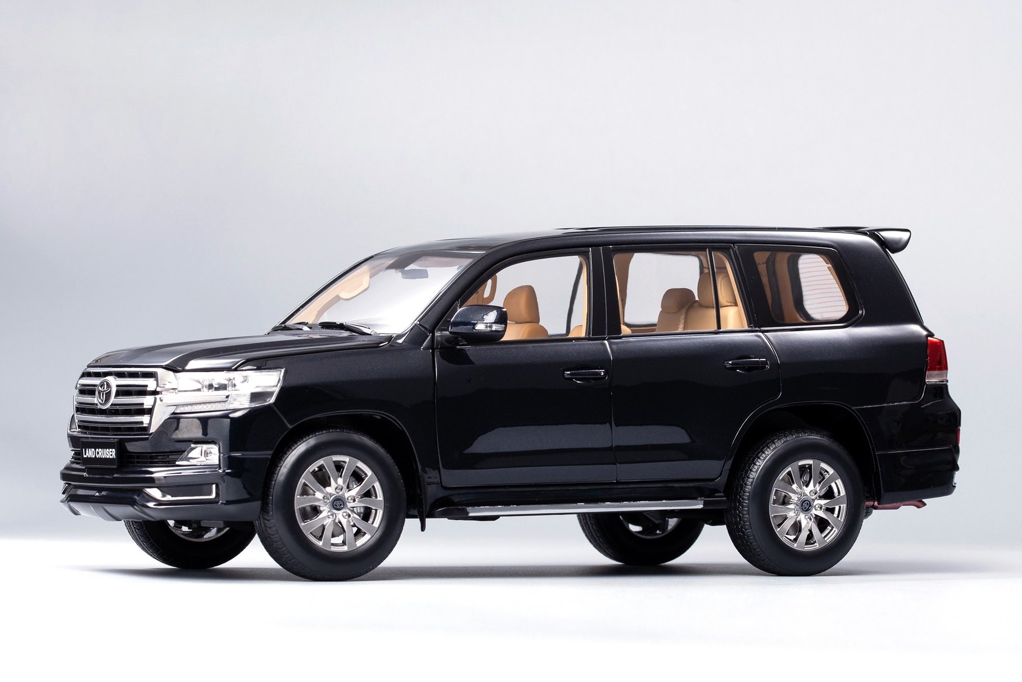 1/18 LCD Toyota Land Cruiser LC300 ZX (Black) Full Open