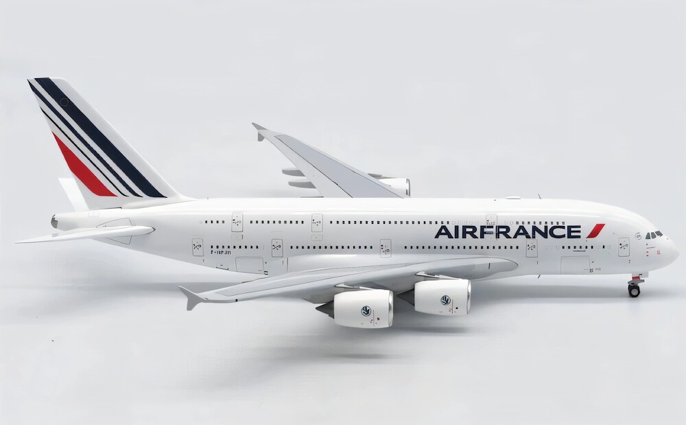File:Air France Airbus A380, United Boeing 747, SFO