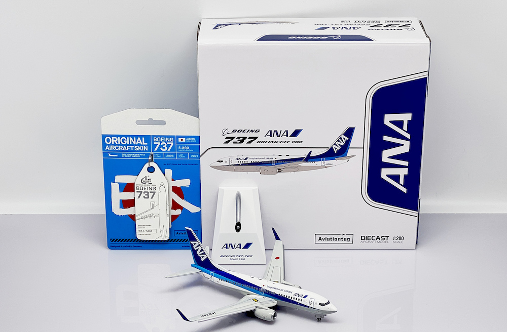 Boeing 737-700 ANA, flaps down, with limited edition