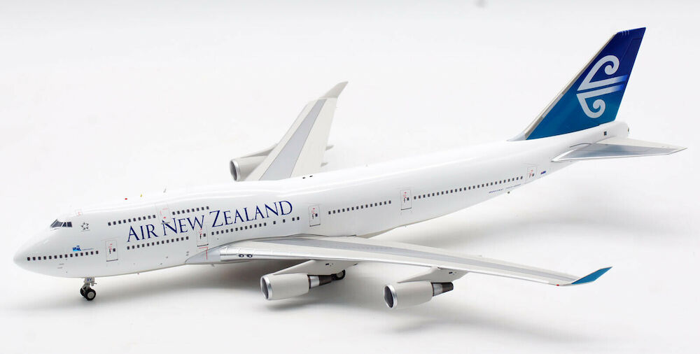 AIR NEWZEALAND B747-419 1/400 特別塗装機 Boeing 747-419 Air New Zealand Boeing and collectors coin