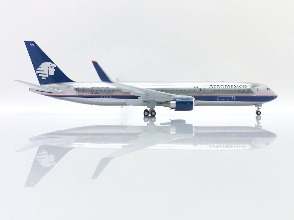 【JALUX】Hogan製 JAL Boeing767-300ER 1/200 1/200 Japan Airlines Boeing 767-300ER Plastic Model