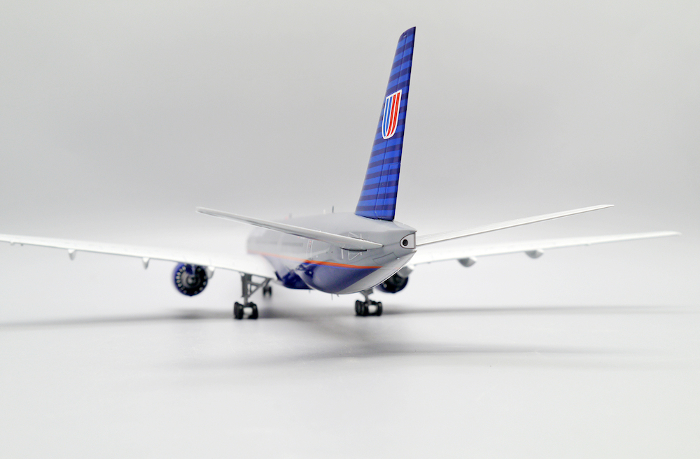 Boeing 777-200 United Airlines 