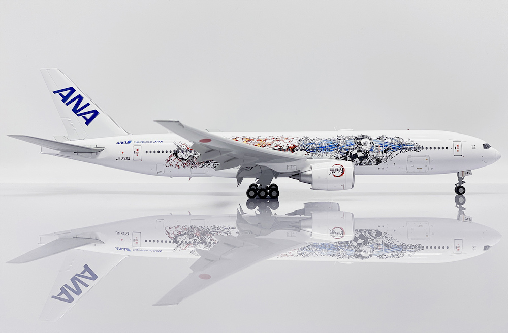 B777-300ER 1/200 デモンストレーター Amazon.com: Hasegawa 1/200 ANA B777-300ER Plastic Model 18
