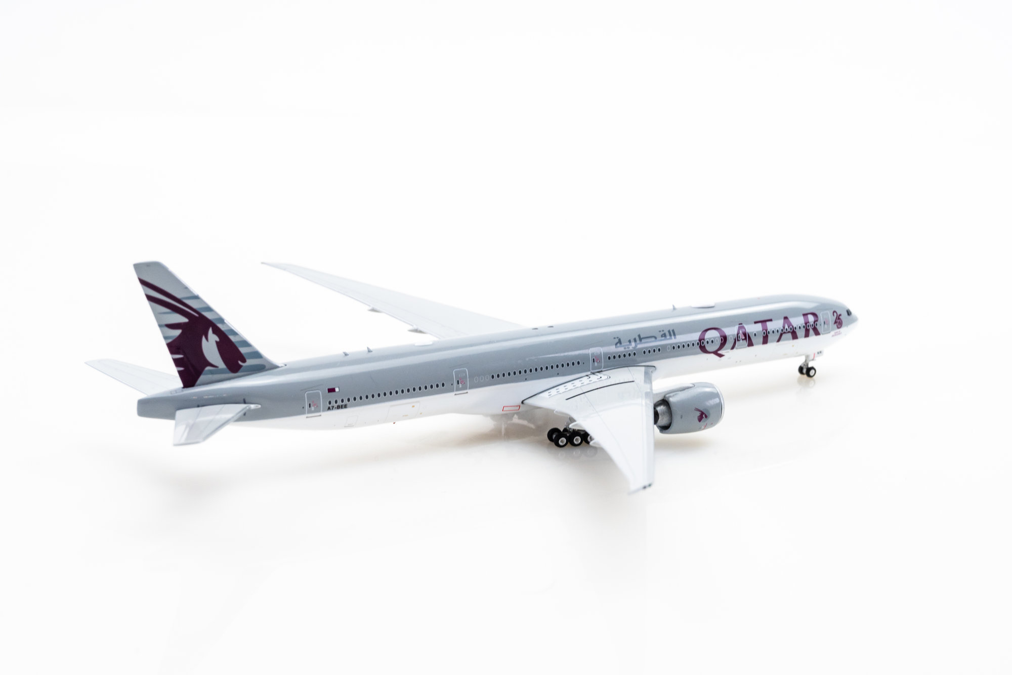 カタール航空　フィギュア　Ｂoeing777-300ER　新品 Amazon.com: QIYUMOKE 1/150 Boeing 777-300ER Qatar 18.5 inchs
