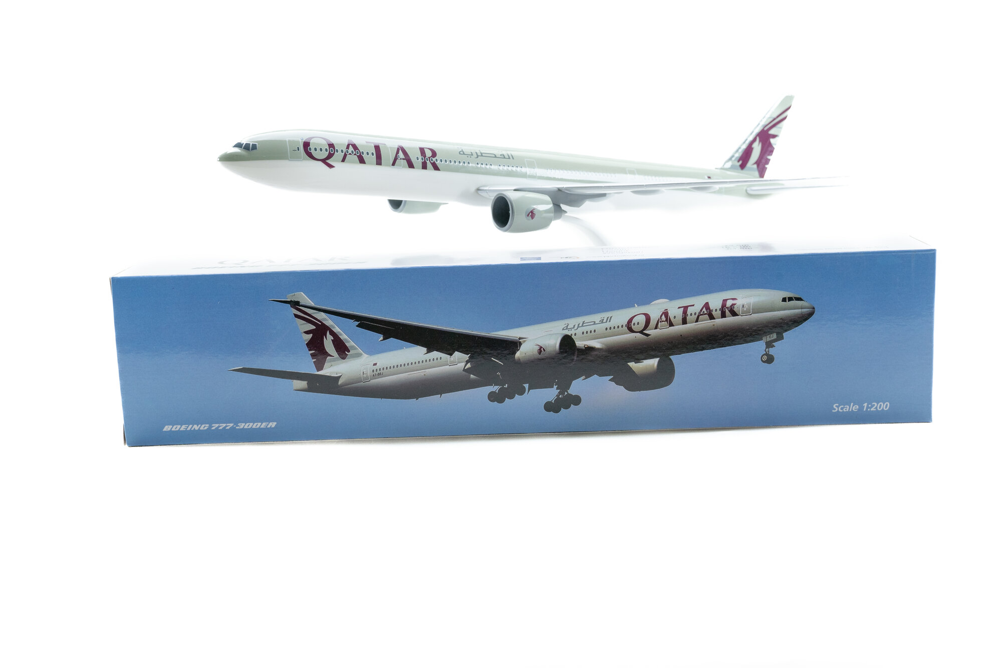 1/200　Qatar Airways Boeing 777-300ER Boeing 777-300 Commercial Aircraft with Landing Gear 