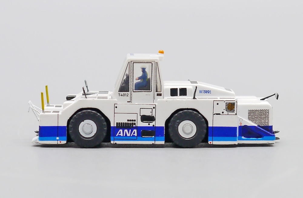 ANA All Nippon WT500E Towing Tractor | Modelsnavigator.com