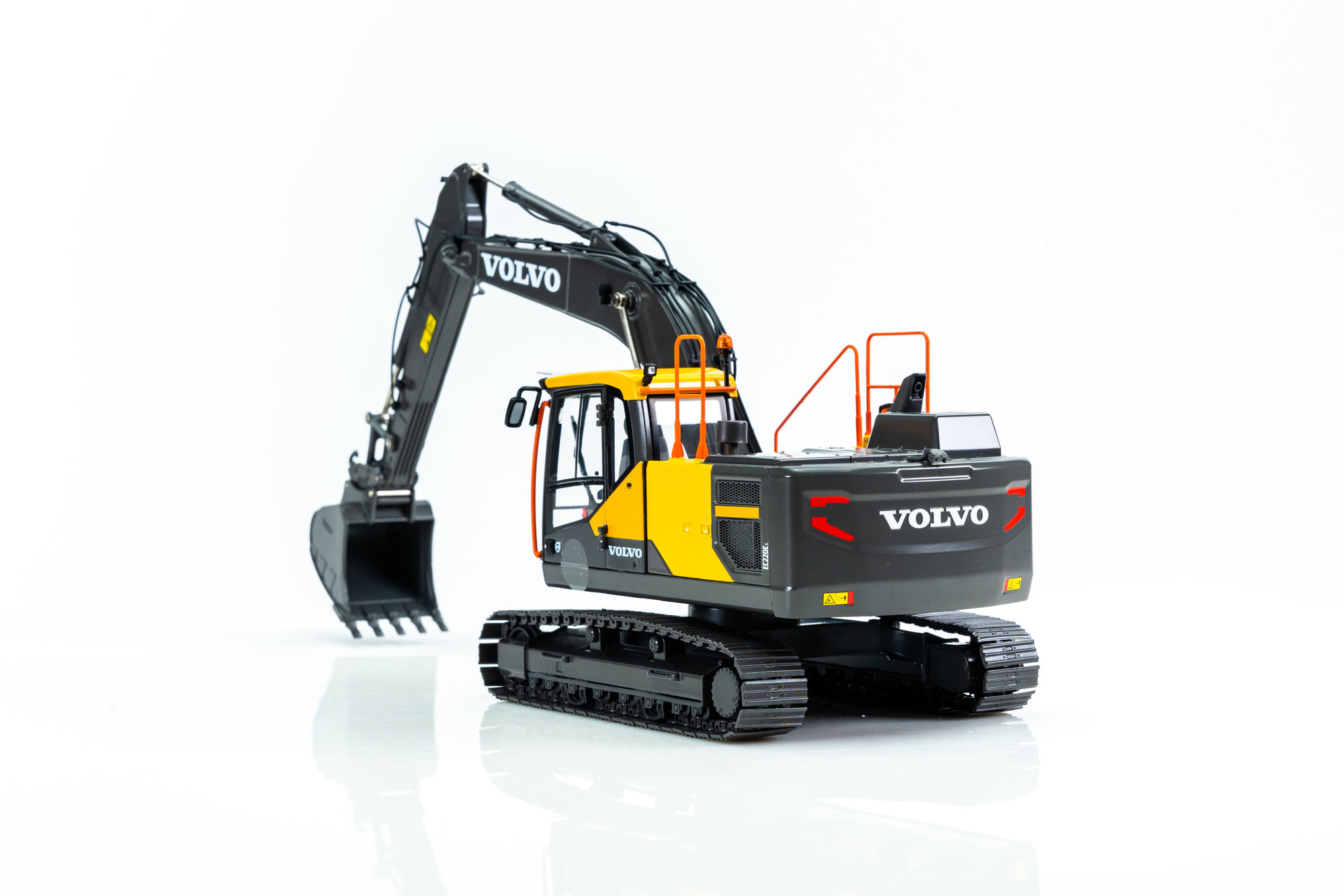 Volvo EC220E | Modelsnavigator.com