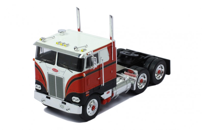 Peterbilt 352 Pacemaker, white/red, 1979