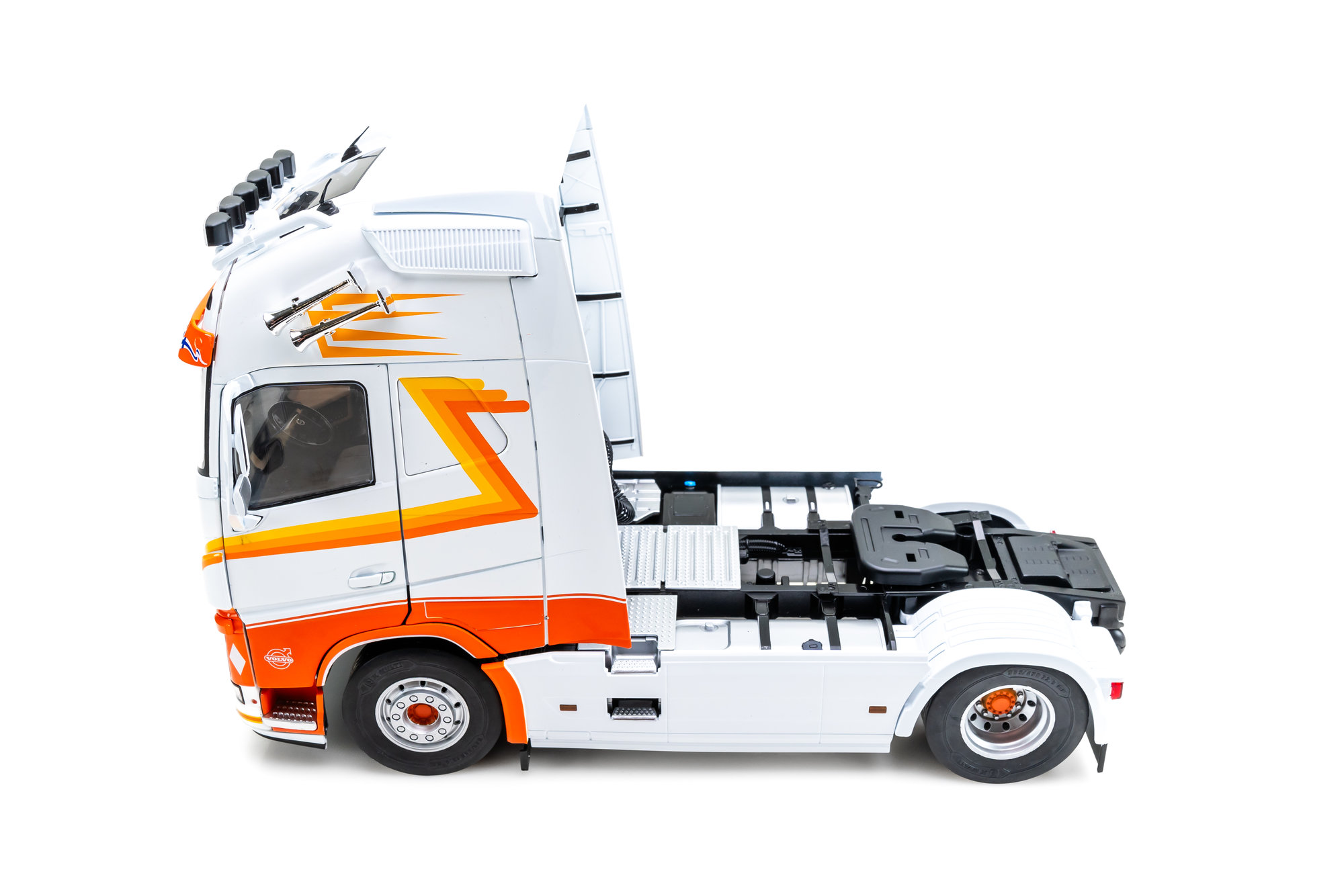 Volvo FH16 XL Cab, white/orange, 2018 | Modelsnavigator.com