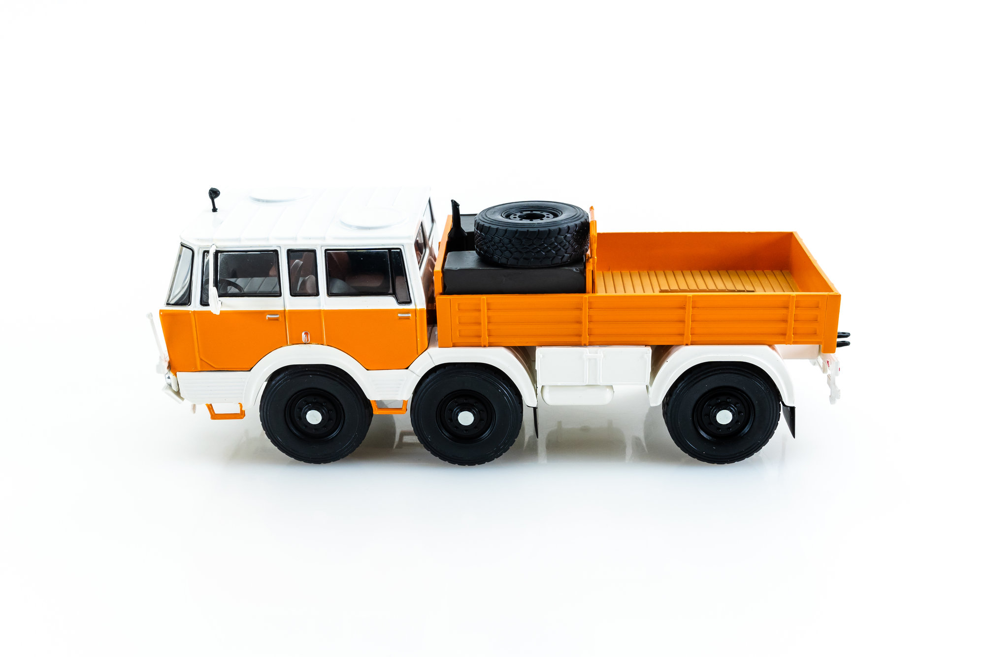 Tatra 813 6x6 , orange/white, 1968 | Modelsnavigator.com