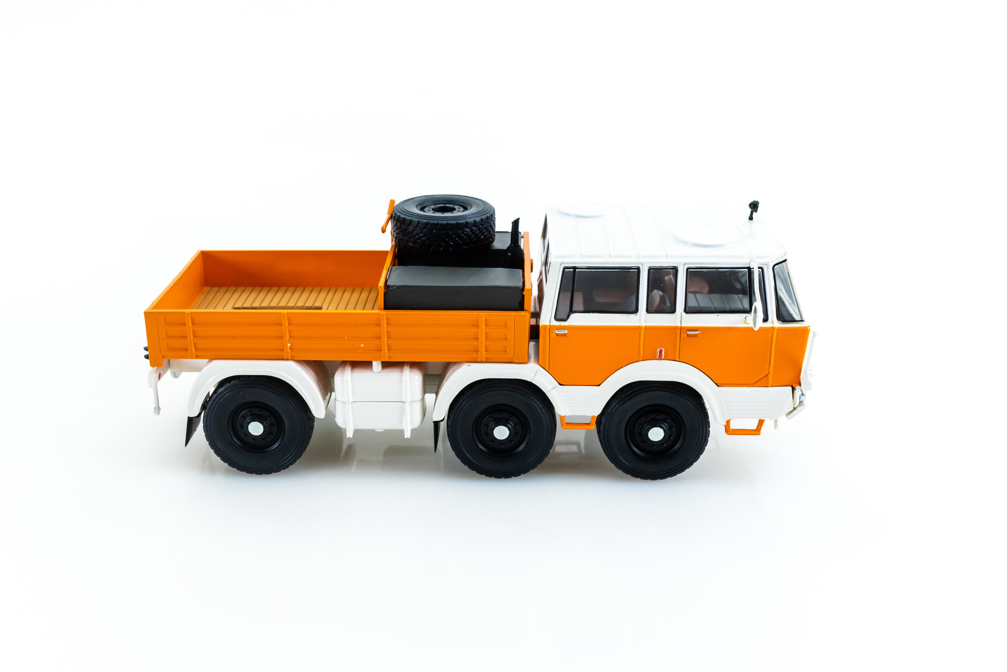 Tatra 813 6x6 , orange/white, 1968 | Modelsnavigator.com