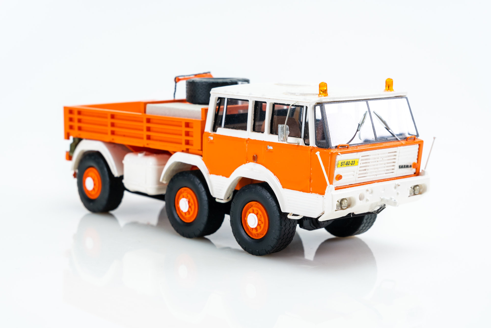 イクソ 1/43 タトラ 813 6x6 トラック 1968 オレンジ/ホワイト イクソ 1/43 タトラ 813 6x6 トラック 1968 オレンジ/ホワイト