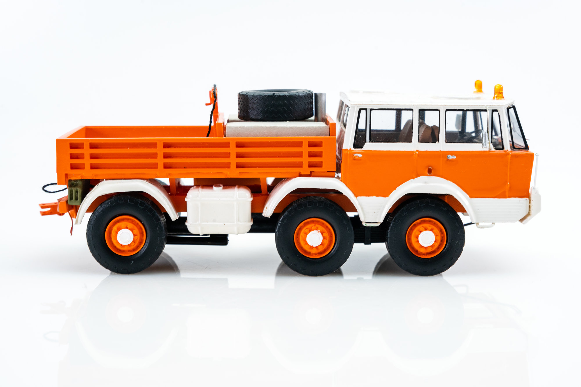 イクソ 1/43 タトラ 813 6x6 トラック 1968 オレンジ/ホワイト
