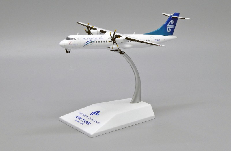 ATR72-600 Air New Zealand with stand | Modelsnavigator.com