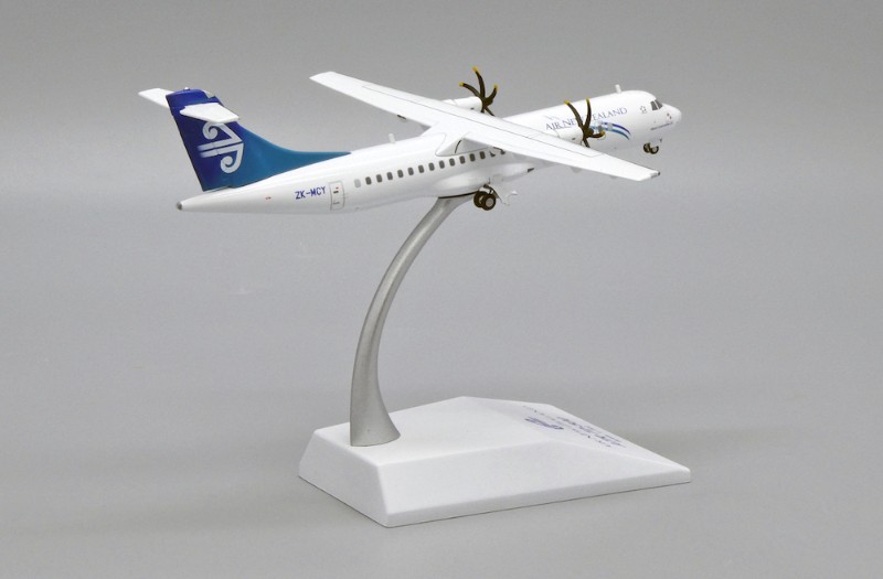 ATR72-600 Air New Zealand with stand | Modelsnavigator.com
