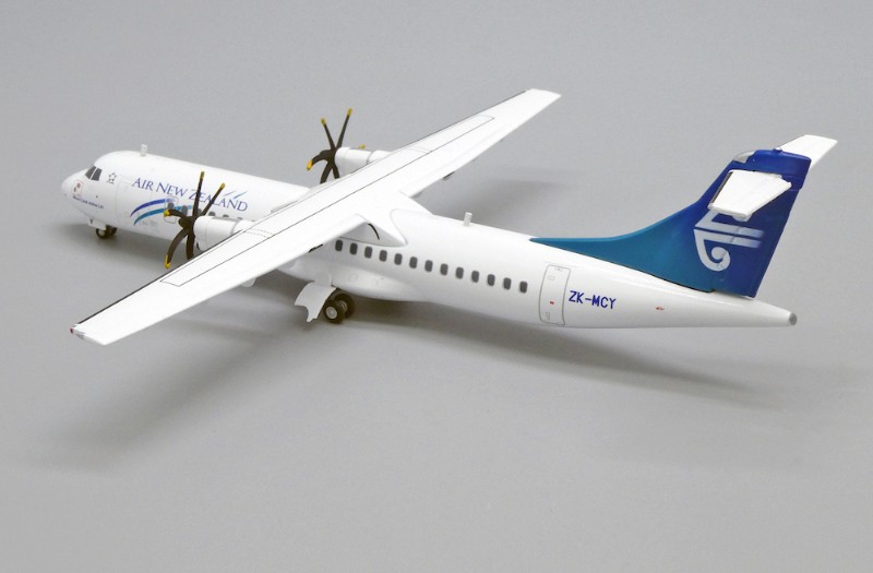 ATR72-600 Air New Zealand with stand | Modelsnavigator.com