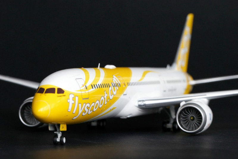Boeing B787-9 Scoot with Stand | Modelsnavigator.com
